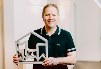 Aquarianer Matthias kümmert sich um das Aquarium der Zahnarztpraxis Villa Mundgesund in Bamberg