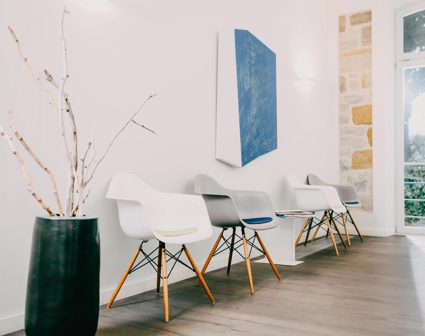 Der Wartebereich der Zahnarztpraxis Villa Mundgesund in Bamberg.