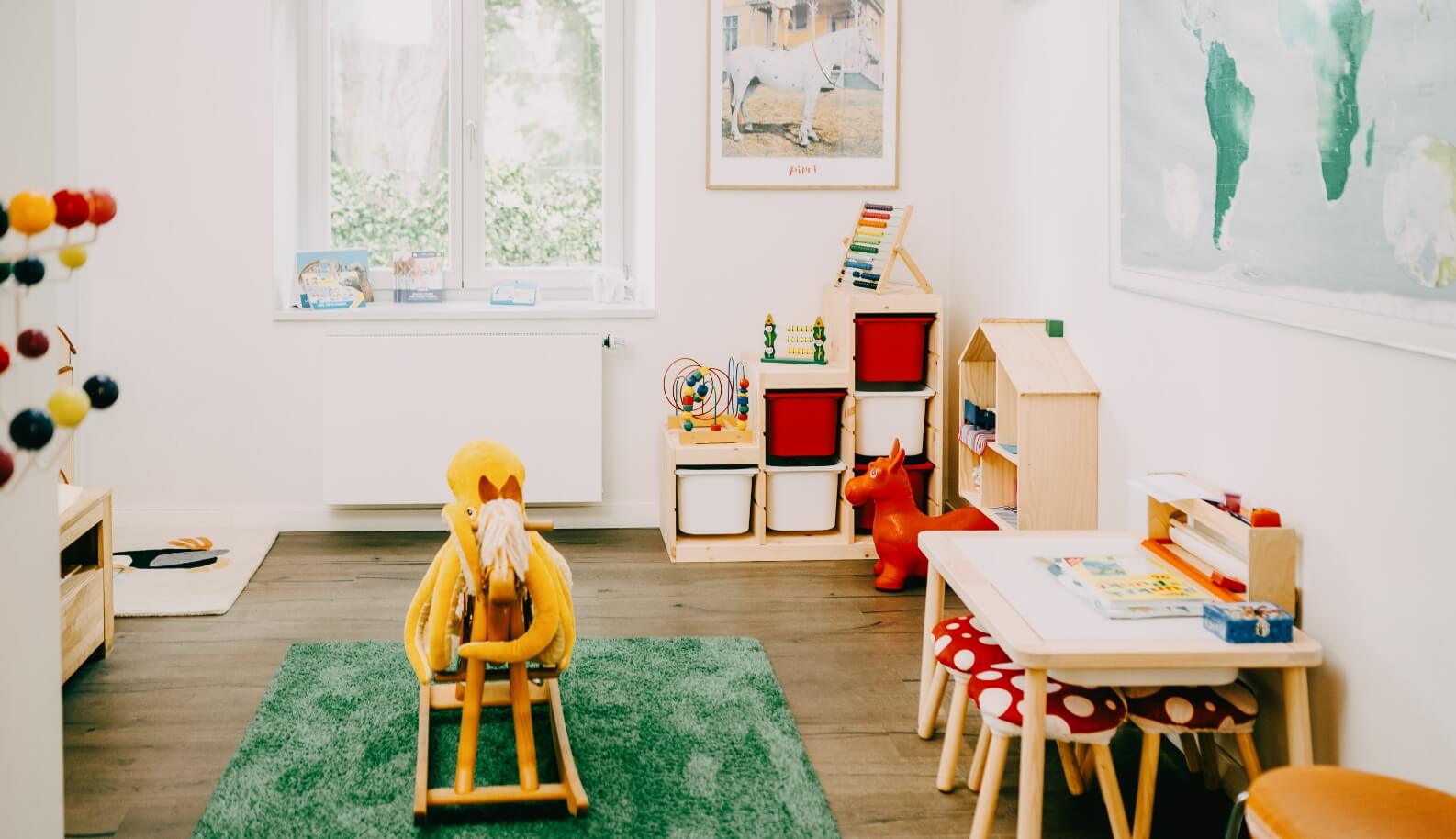 Die Zahnarztpraxis Villa Mundgesund in Bamberg hat ein Wartezimmer für die Kids, das zum Spielen einlädt.